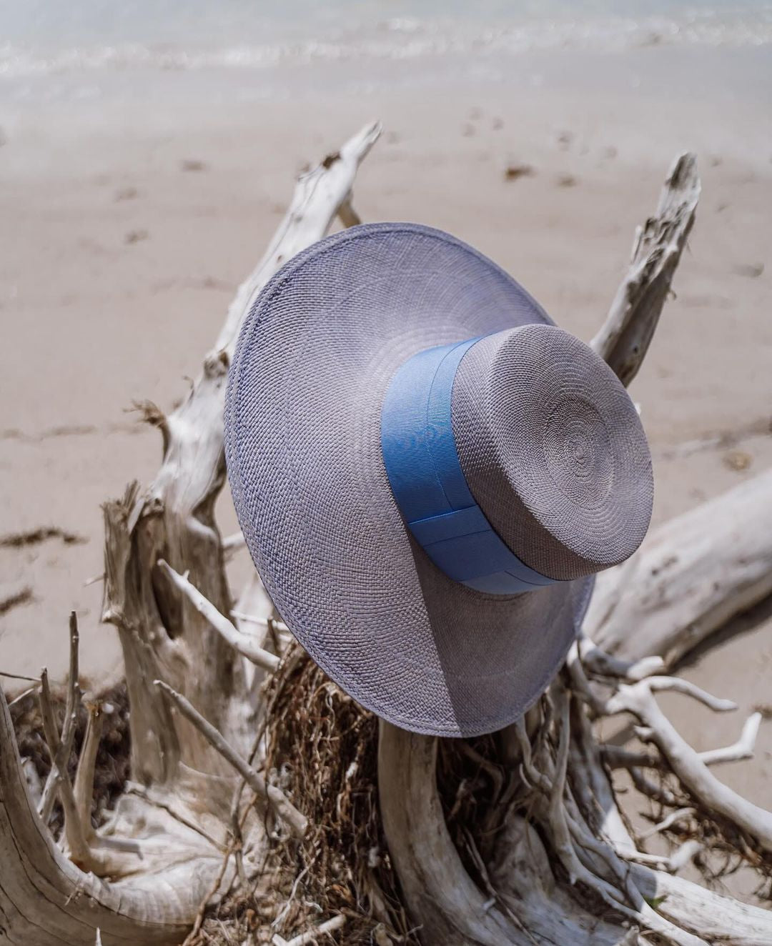 Wide-brimmed Yaku hat made of Toquilla straw with a stylish blue band