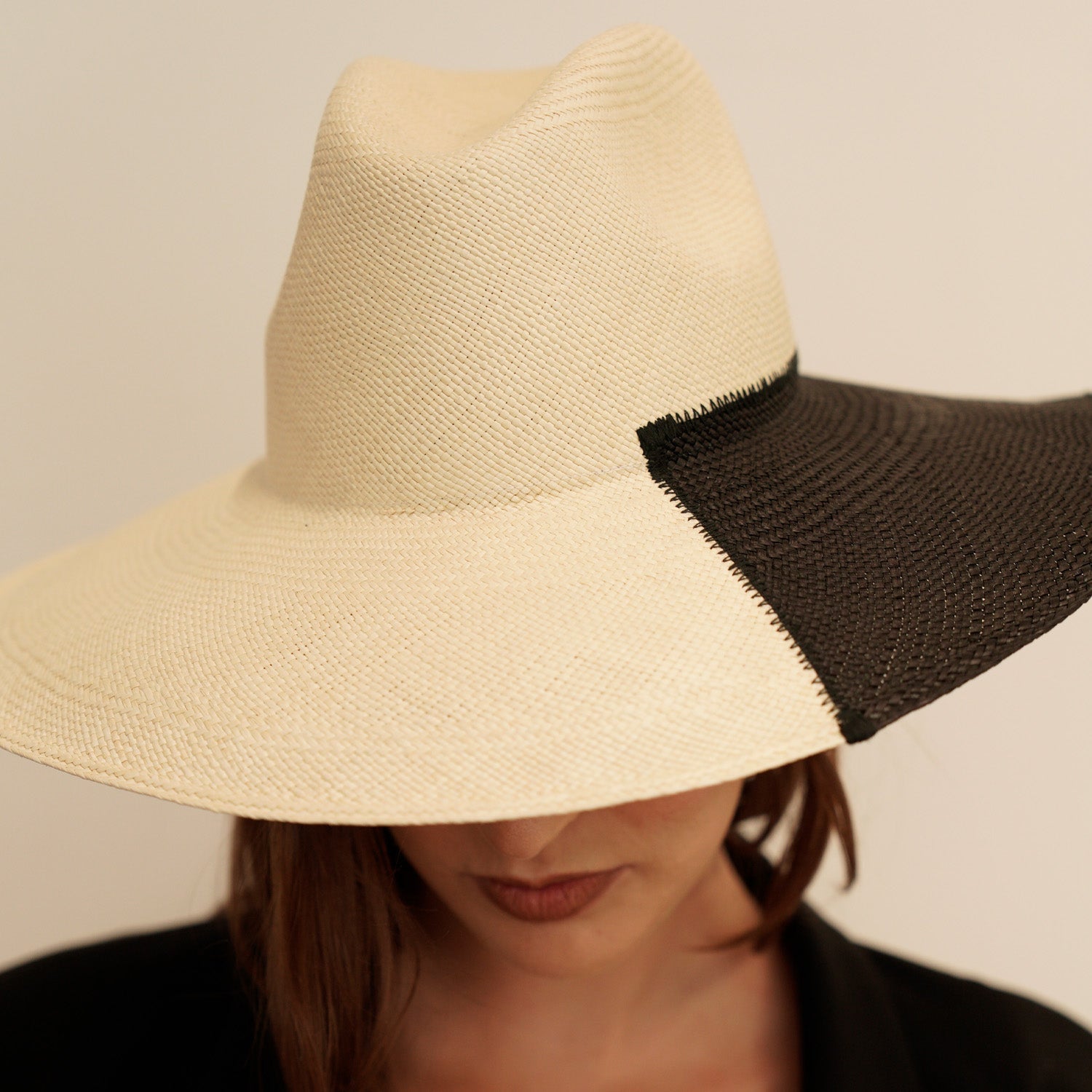 Two-tone straw sun hat made of toquilla straw, featuring sustainable materials in Cassis