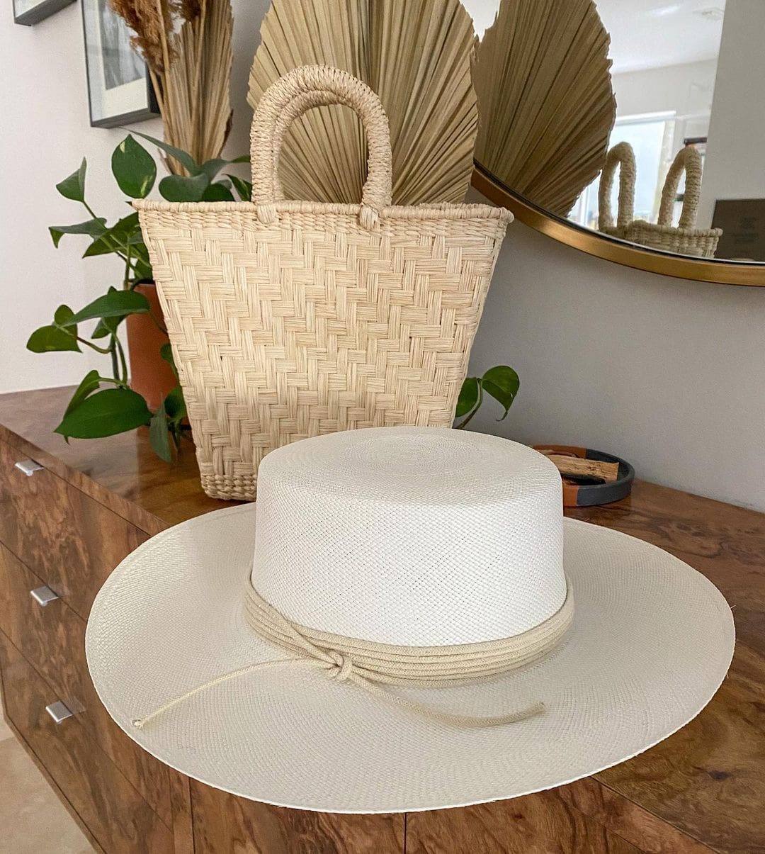 Wide-brimmed white straw Torino hat made of toquilla straw with rope accent