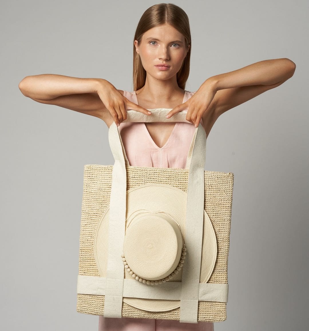 Woven tote bag with hat made from natural toquilla straw in Nativa collection