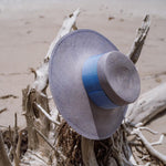 Wide-brimmed Yaku hat made of Toquilla straw with a stylish blue band