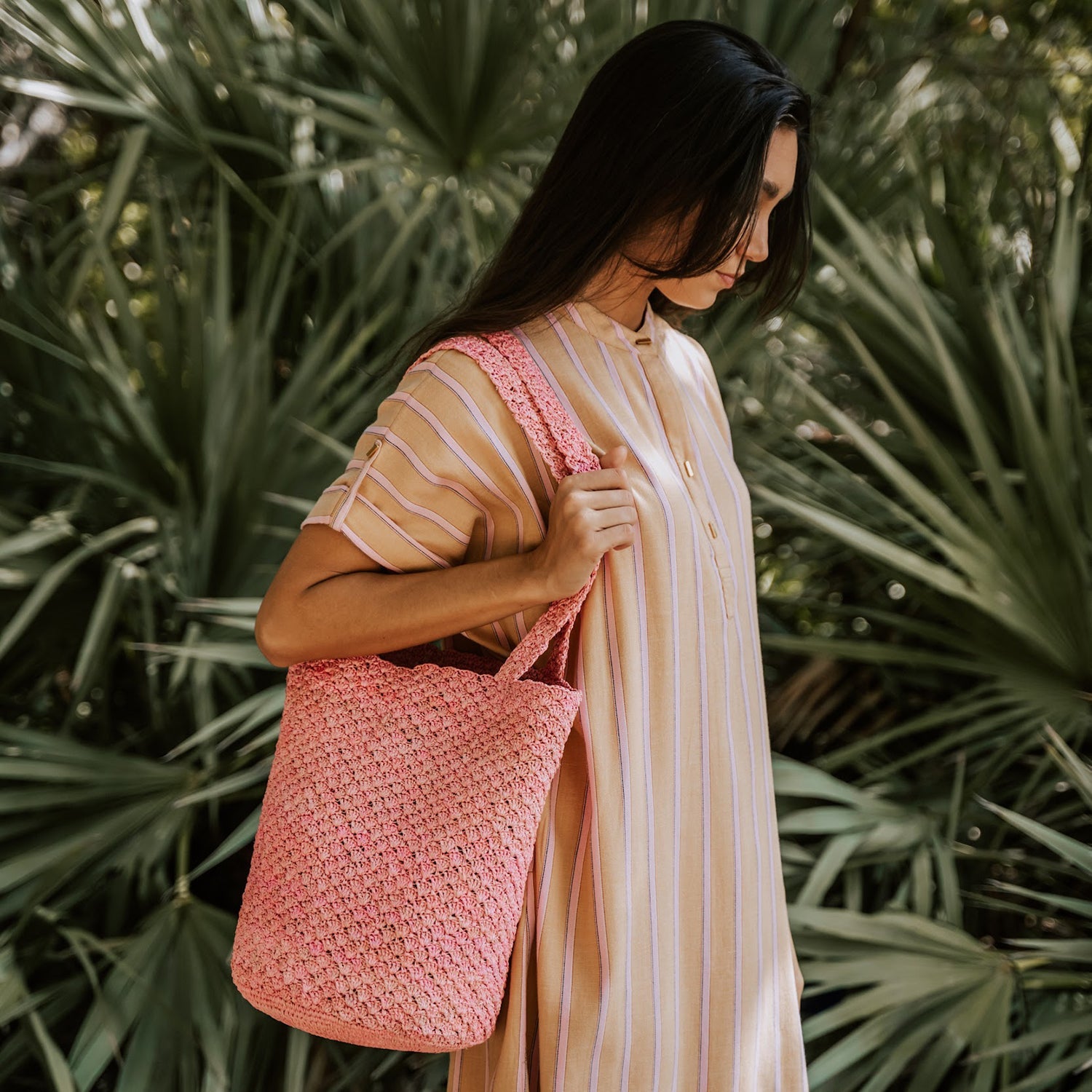 Pink woven tote bag made of toquilla straw from the Kai Bag collection