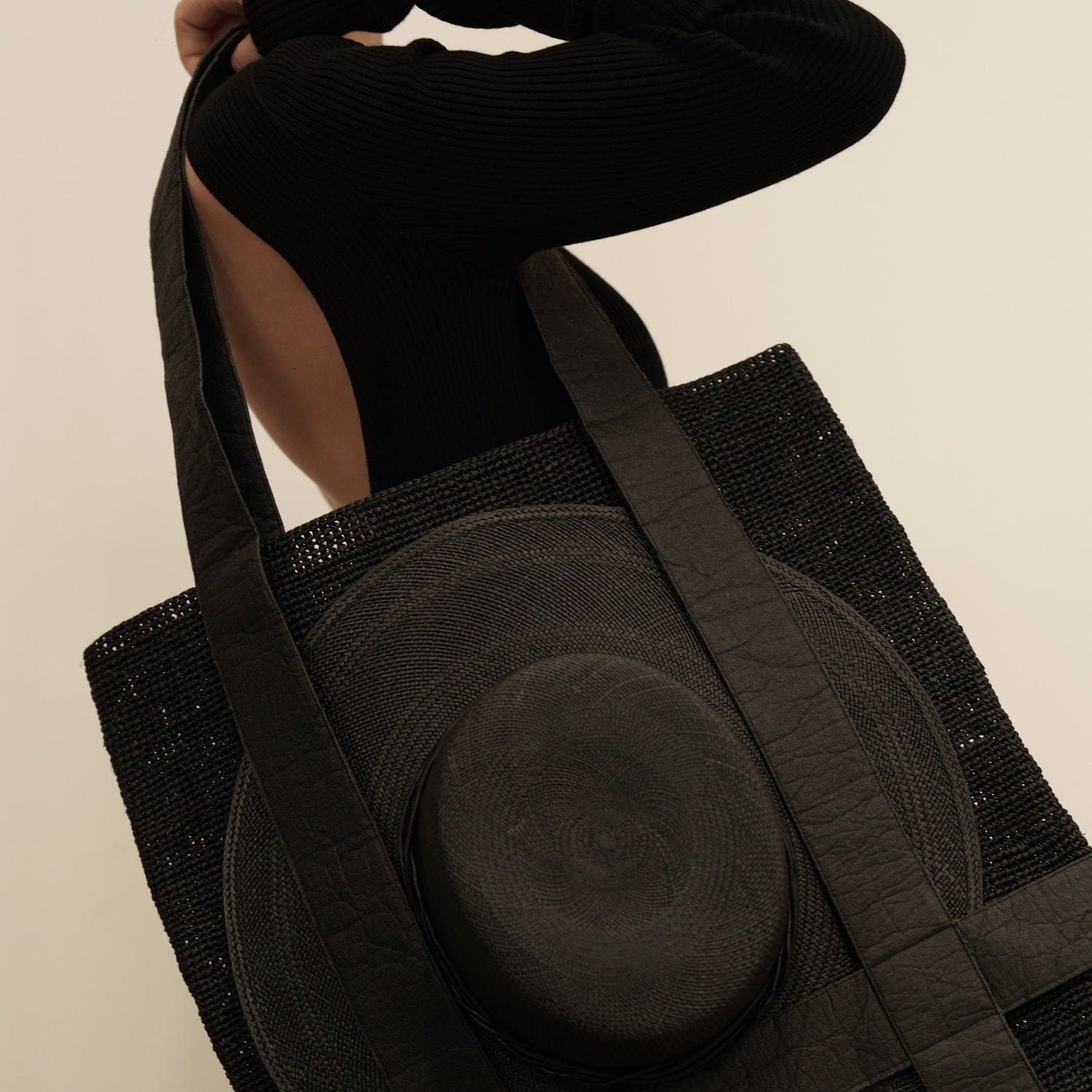 Black woven tote bag with hat made from natural toquilla straw, Nativa collection