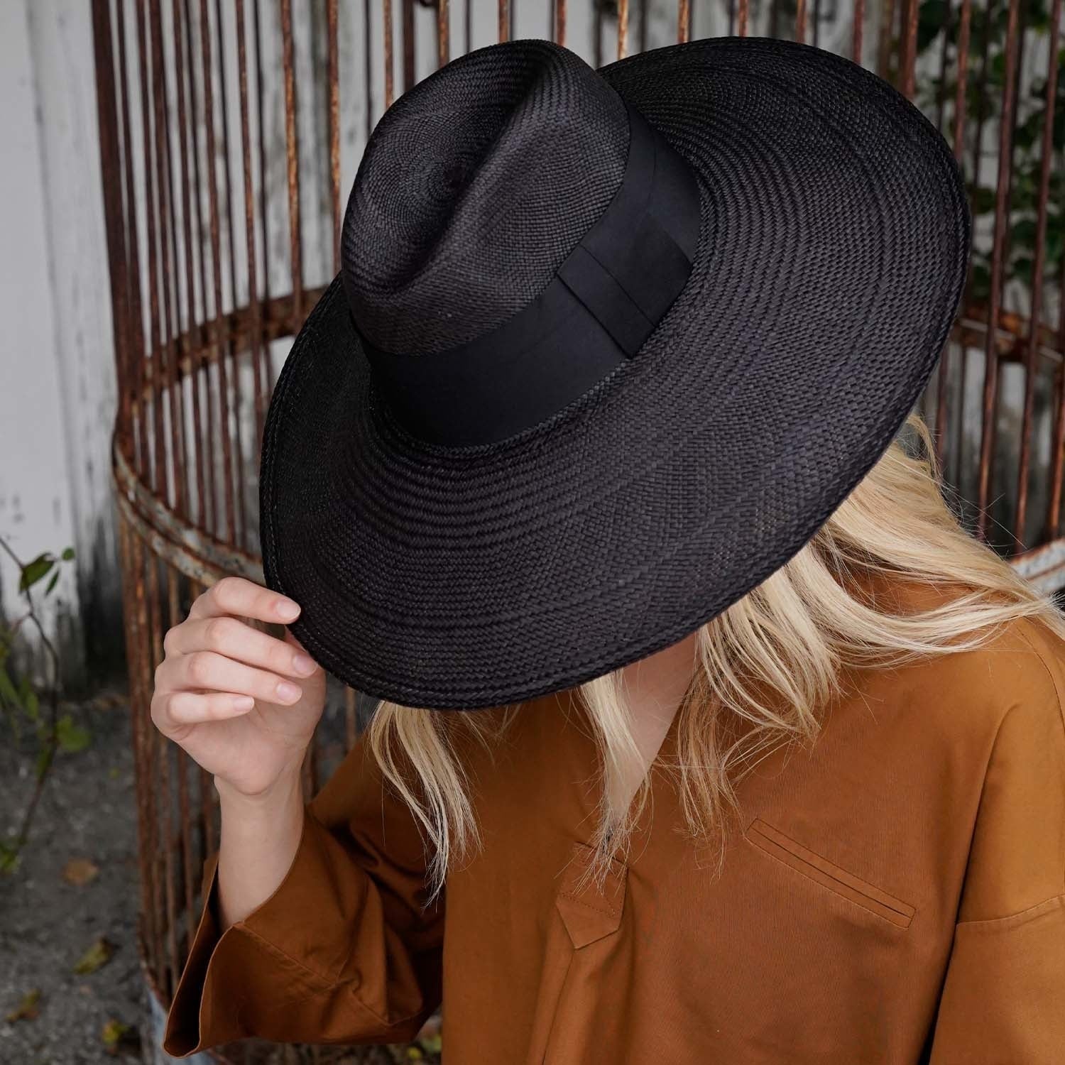 Black straw sun hat Antibes made from toquilla straw and sustainable materials